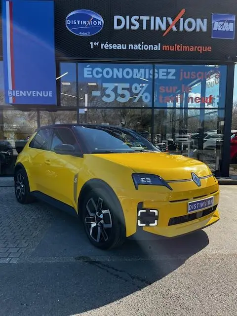 Renault R5 Techno 150 ch jaune vue 3/4 avant droit, avec phares LED et jantes noires distinctives.