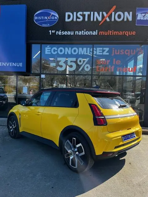 Vue 3/4 arrière droite d'une Renault R5 Techno jaune électrique 2024 avec feux arrière LED distinctifs et jantes stylisées.