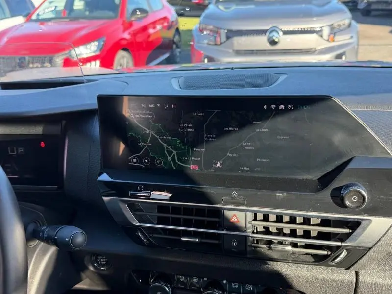 Vue intérieure du tableau de bord de la Citroën C4 2024 gris acier, avec écran tactile affichant la navigation.