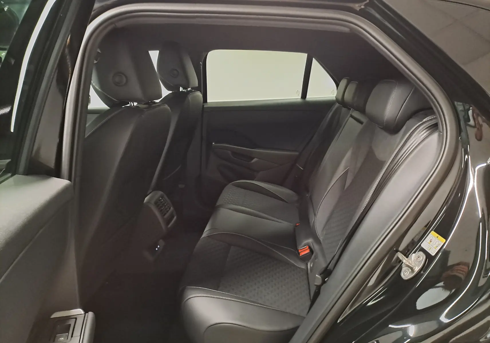 Vue intérieure côté droit des sièges arrière en cuir noir du Volkswagen T-Roc 2026 finition R-Line.