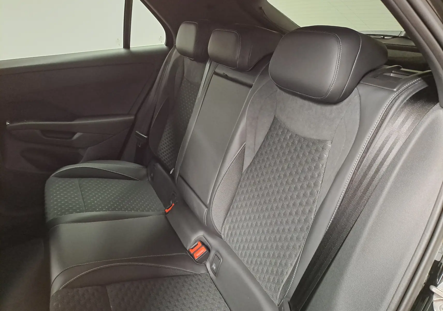 Vue intérieure côté droit des sièges arrière en cuir et tissu noir du Volkswagen T-Roc 2026 finition R-Line.