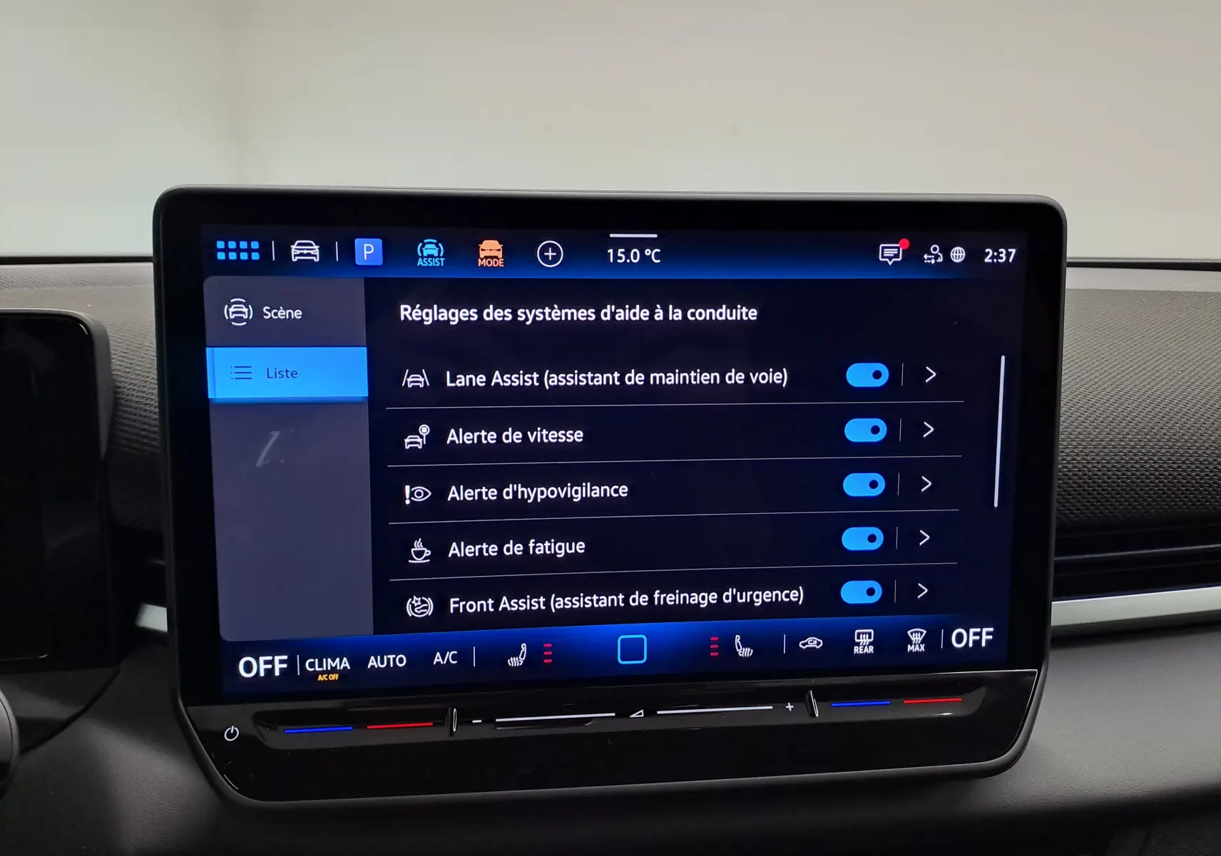 Écran tactile du tableau de bord du Volkswagen T-Roc 2026 affichant les réglages des aides à la conduite.