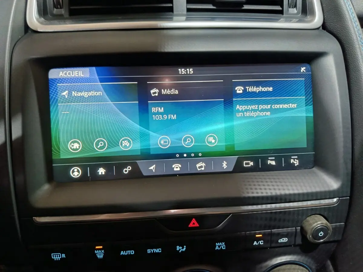 Écran tactile central du tableau de bord du Jaguar E-PACE noir, affichant navigation, média et téléphone.