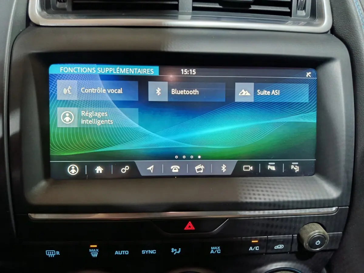 Écran tactile central du tableau de bord du Jaguar E-PACE noir, affichant les fonctions Bluetooth et contrôle vocal.
