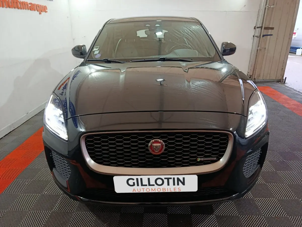 Jaguar E-PACE noir vue de face avec phares allumés et calandre distinctive R-DYNAMIC S.