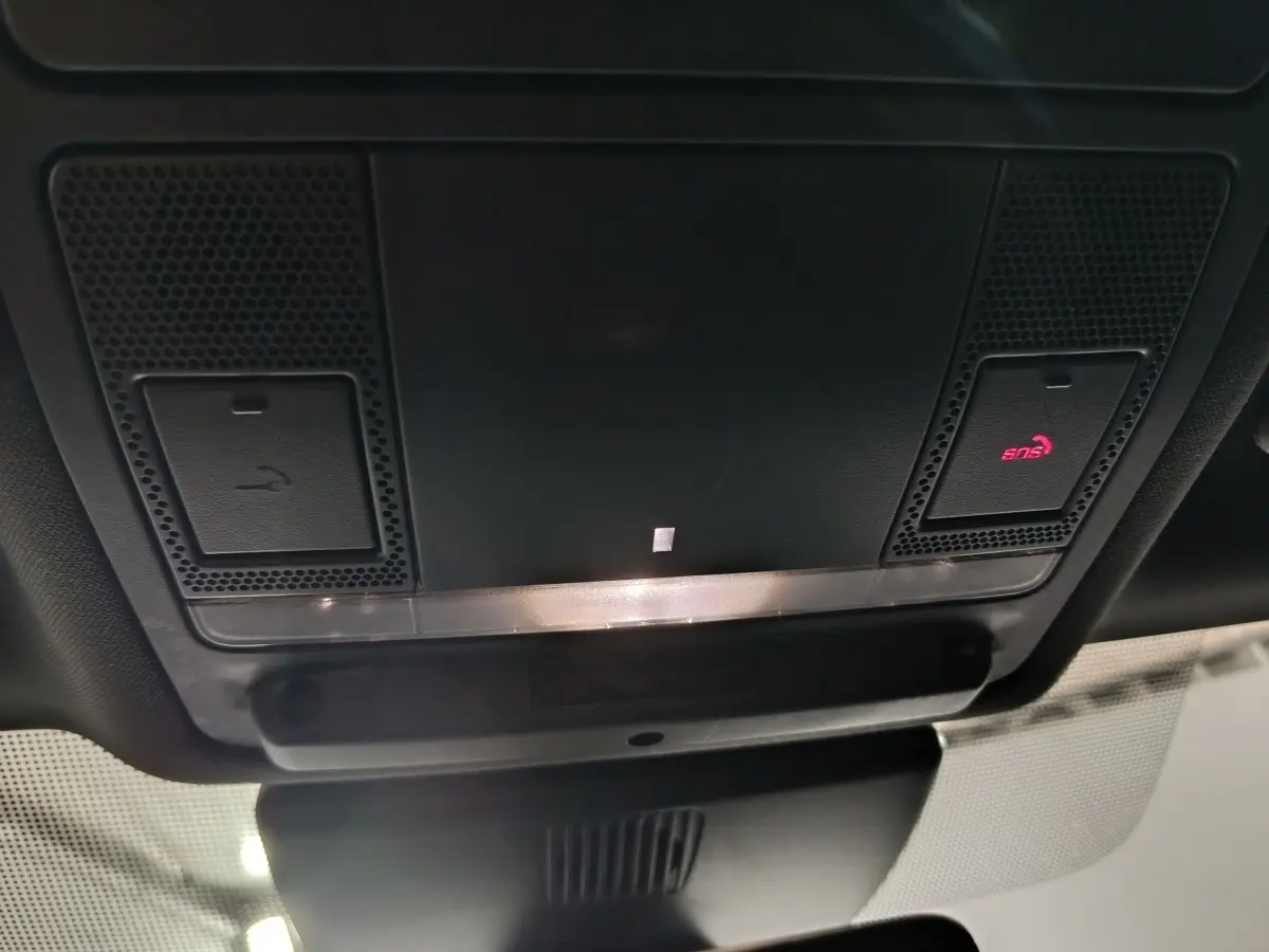 Vue intérieure du plafonnier noir du Jaguar E-PACE 2019 avec commandes d'appel et éclairage intégré.