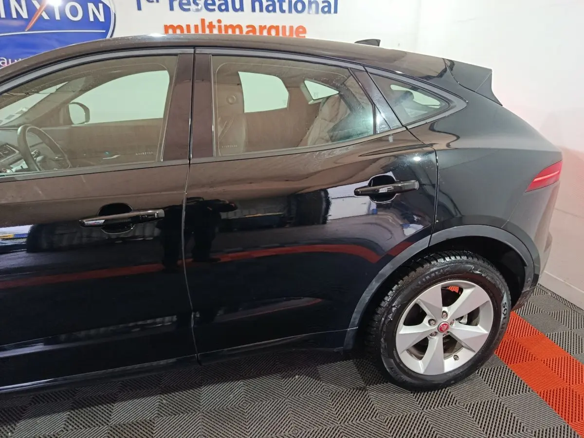 Vue latérale droite du Jaguar E-PACE noir, mettant en valeur les portes arrière et la roue arrière avec jante argentée.