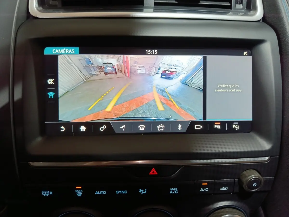 Écran tactile intérieur montrant la caméra de recul du Jaguar E-PACE noir, vue frontale du tableau de bord.