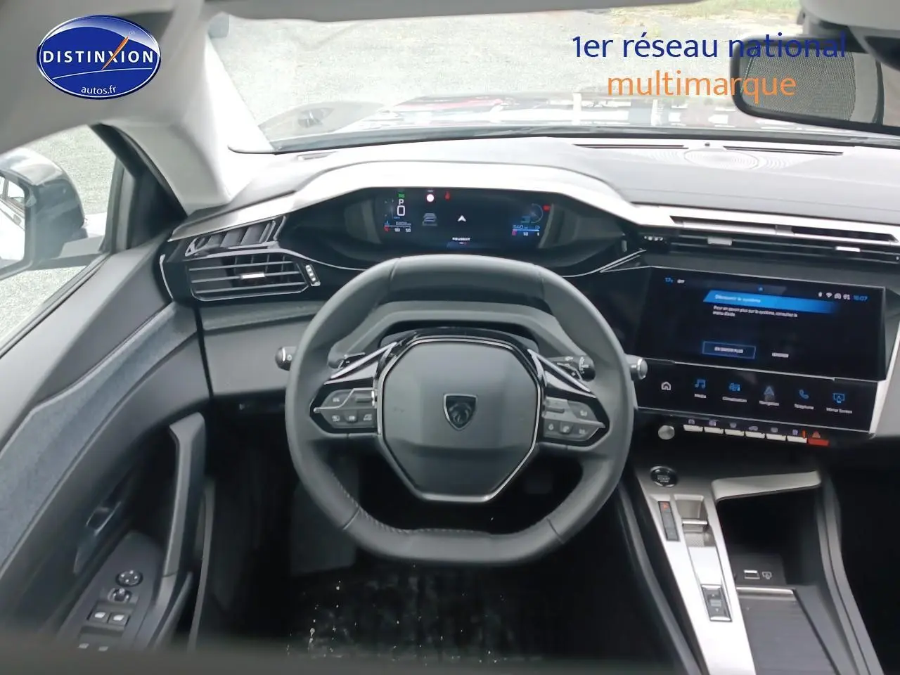 Vue intérieure centrée sur le volant multifonction et le tableau de bord numérique de la Peugeot 308 SW gris sellenium.
