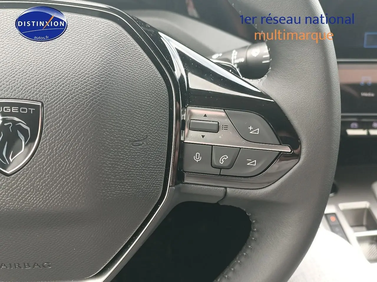 Gros plan sur le volant multifonction noir de la Peugeot 308 SW 1.2 hybrid 145 allure e-dcs6, intérieur moderne.