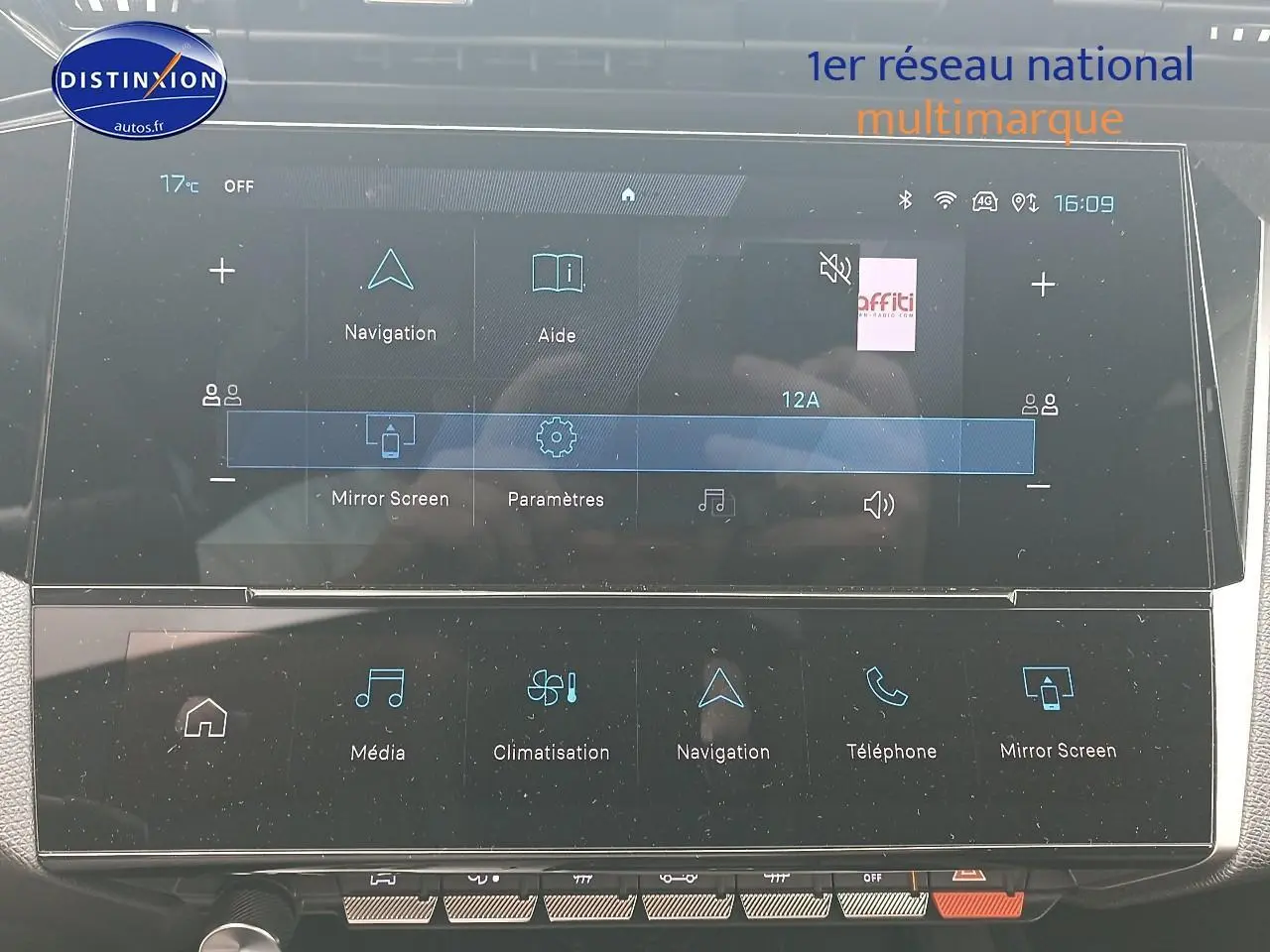 Vue de face de la Peugeot 308 SW 1.2 hybrid 145 allure e-dcs6 gris sélénite avec calandre et phares LED distinctifs.