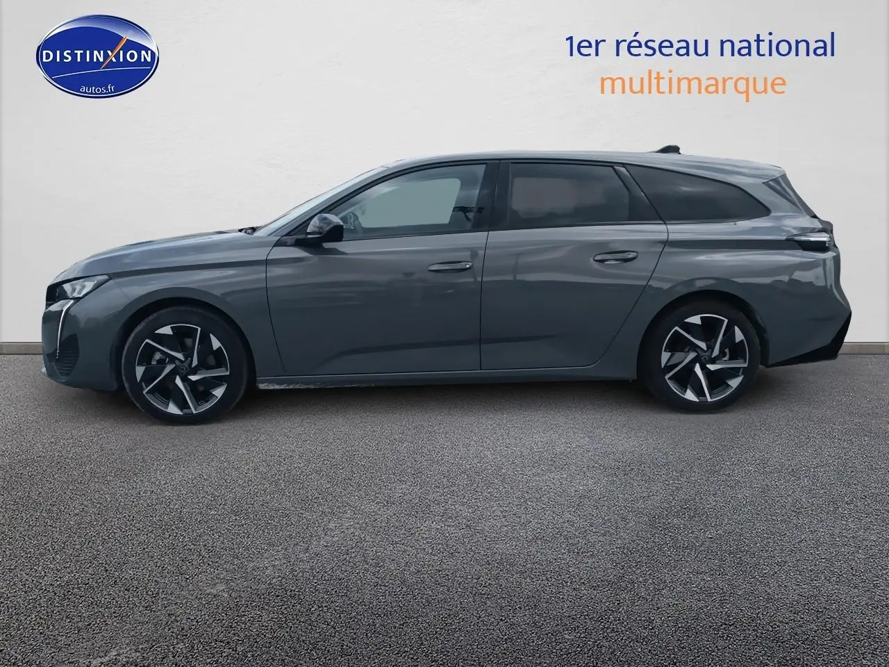 Vue de profil côté gauche d'une Peugeot 308 SW gris sélénite avec jantes alliage modernes sur fond neutre.