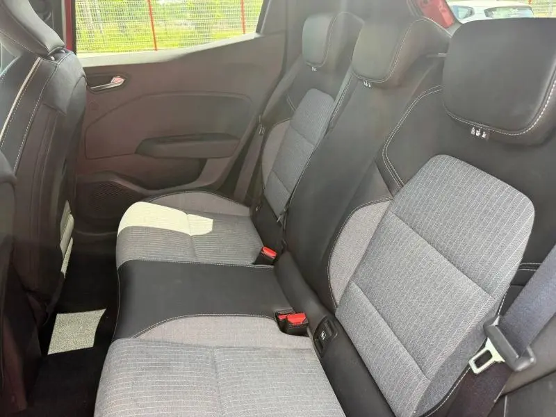 Vue intérieure des sièges arrière en tissu gris et noir de la Renault Clio 1.6 E-Tech 2025, côté gauche visible.