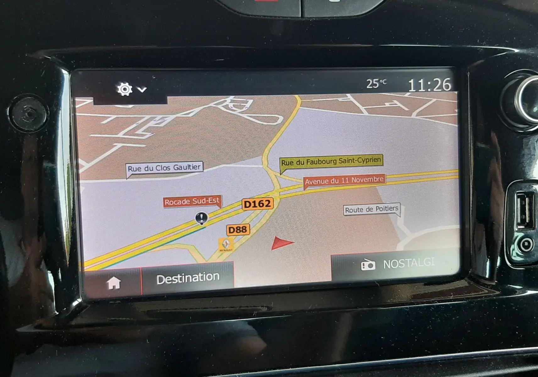Gros plan sur l'écran tactile noir du système de navigation de la Renault Clio IV 0.9 TCE 90 Intens de 2018.