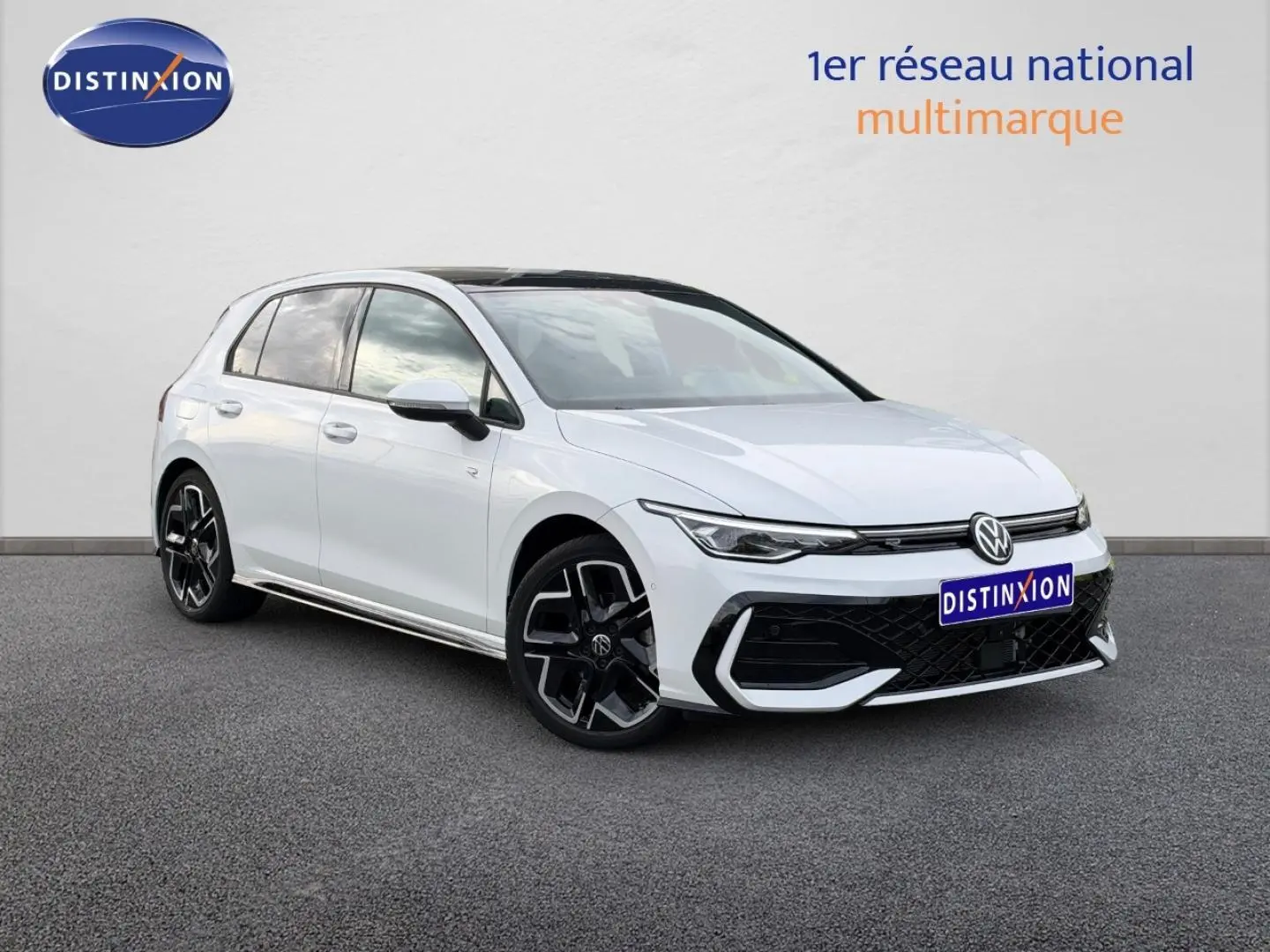 Volkswagen Golf 1.5 eTSI R-Line blanc Oryx nacré vue 3/4 avant avec jantes alu noires et toit panoramique.