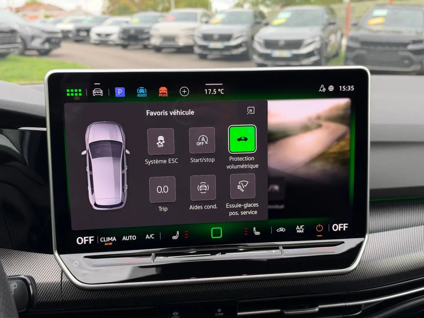 Écran tactile intérieur de la Volkswagen Golf blanc Oryx nacrée, affichant les options d’assistance au conducteur.