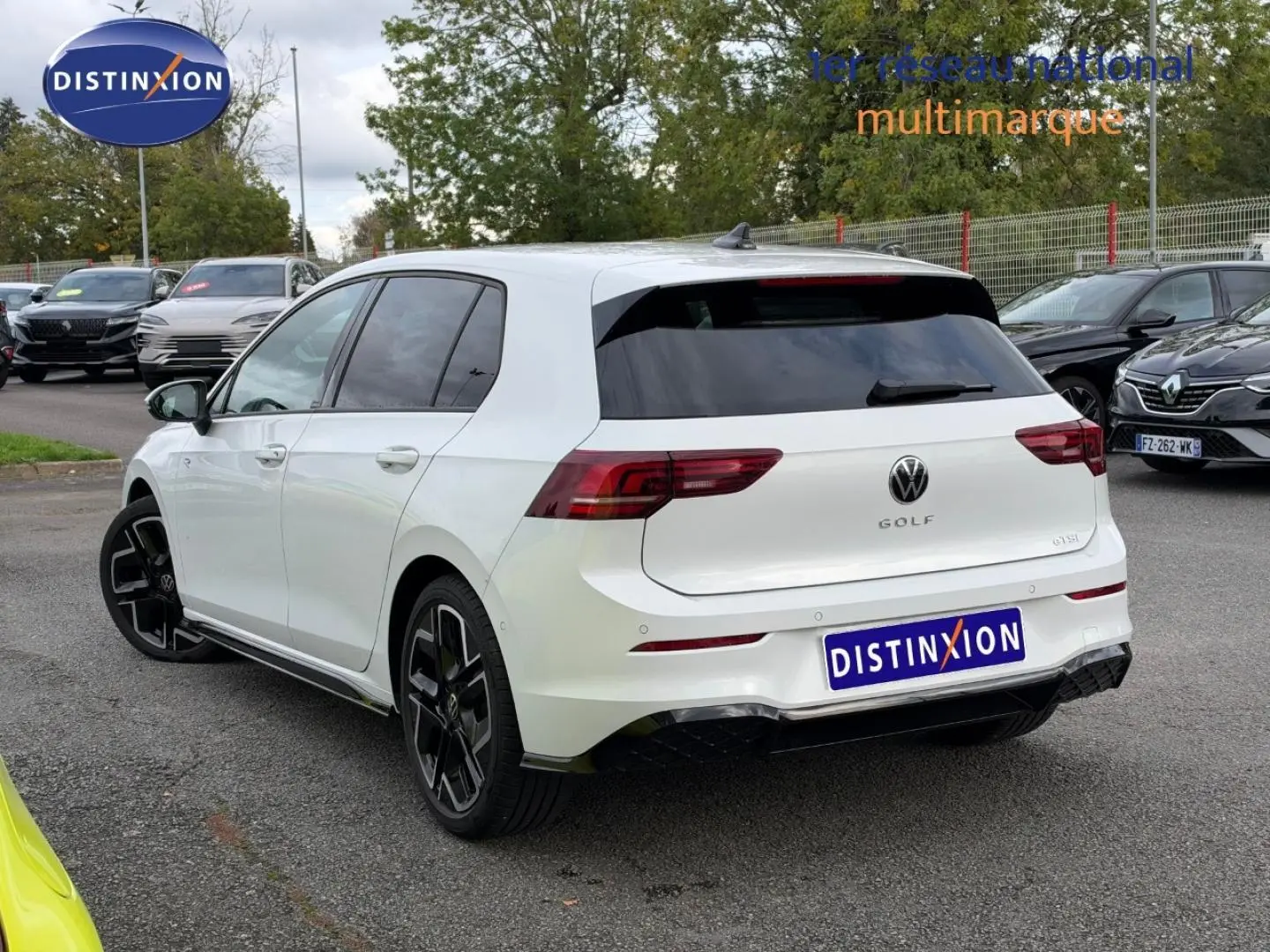 Volkswagen Golf 1.5 eTSI R-Line blanc oryx nacré vue 3/4 arrière droit avec jantes noires distinctives.