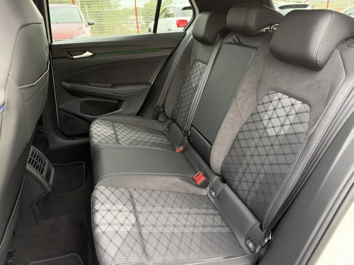 Vue côté droit de la banquette arrière gris anthracite avec motifs géométriques de la Volkswagen Golf 2025.