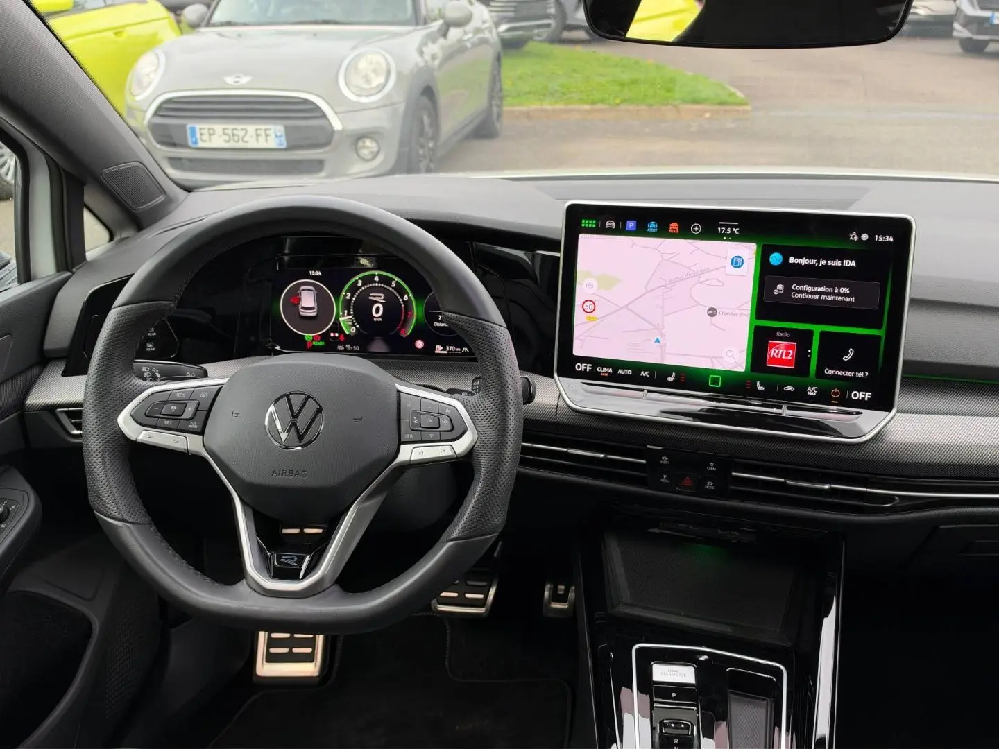 Vue intérieure du tableau de bord et volant cuir multifonction de la Volkswagen Golf 1.5 eTSI R-Line 2025.