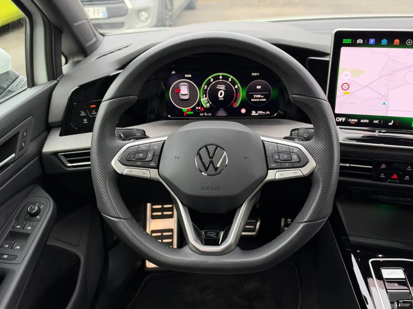 Vue intérieure centrée sur le volant cuir multifonction et l'instrumentation digitale de la Volkswagen Golf 1.5 eTSI R-Line 2025.