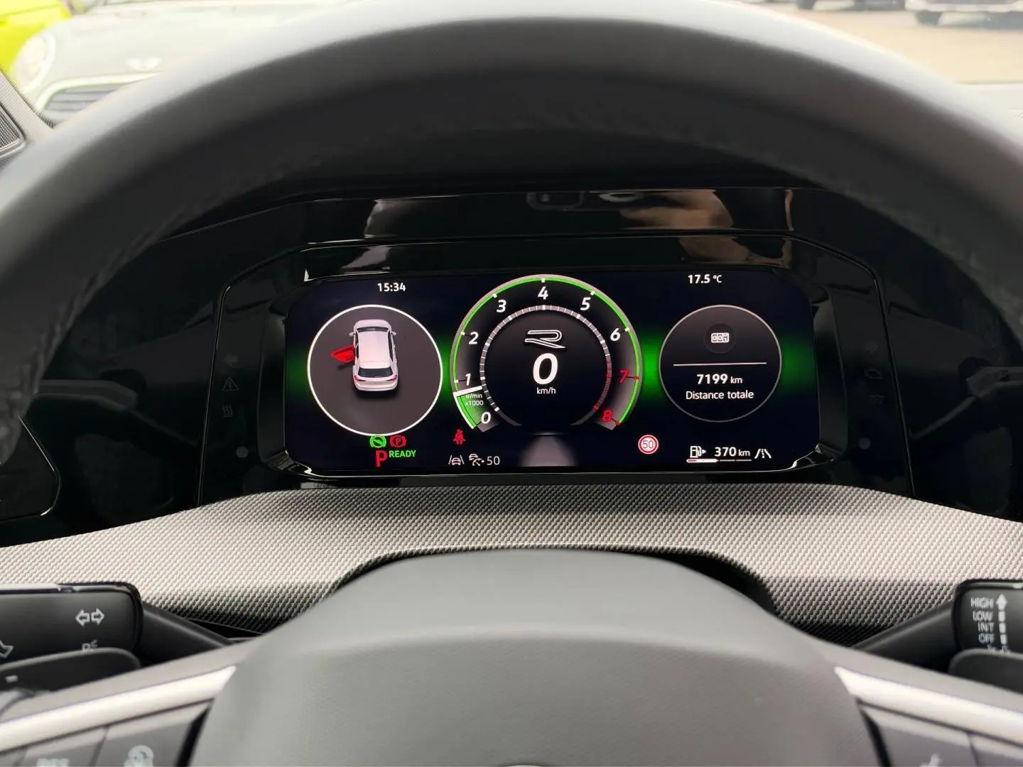 Vue rapprochée du tableau de bord numérique de la Volkswagen Golf R-Line 2025 avec affichage digital et volant cuir noir.
