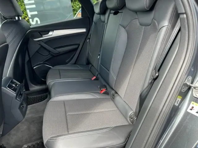 Vue intérieure côté droit des sièges arrière en cuir noir de l'Audi Q5 gris foncé 2018 finition S Line.