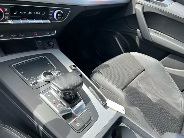 Intérieur de l'Audi Q5 2018, vue sur la console centrale avec levier de vitesse S tronic et siège gris foncé côté passager.