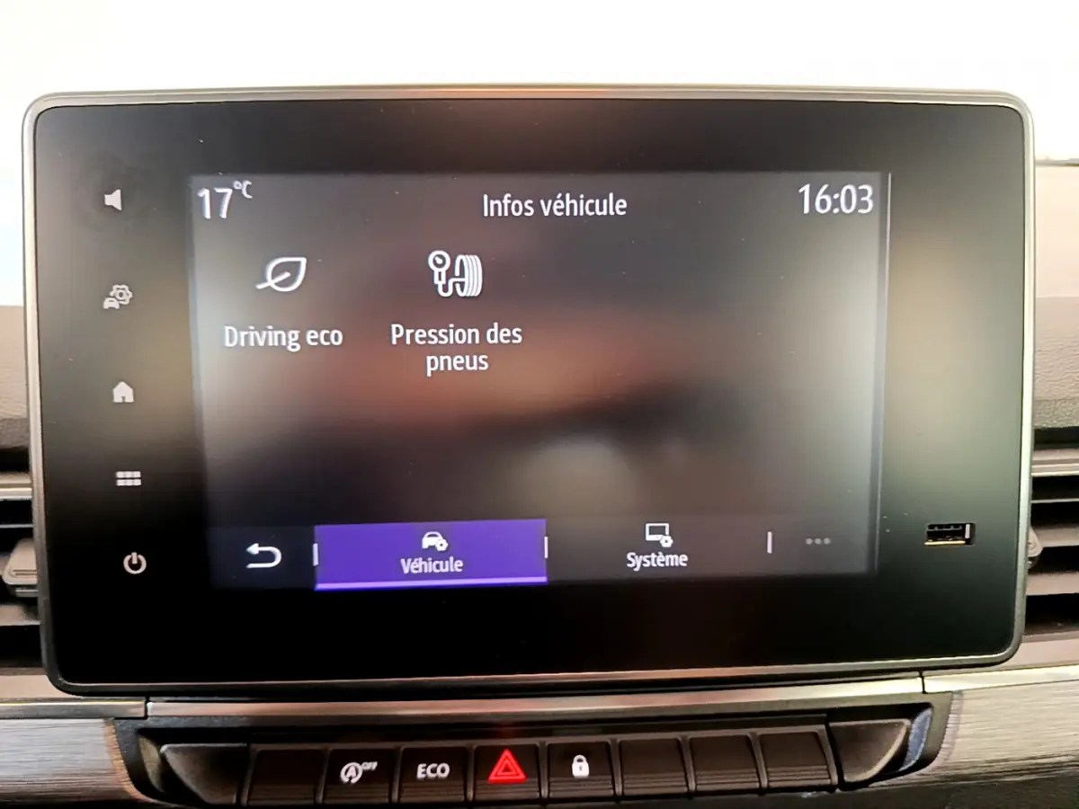 Écran tactile central du tableau de bord du Renault Kangoo bleu 2023 affichant les infos véhicule et pression des pneus.