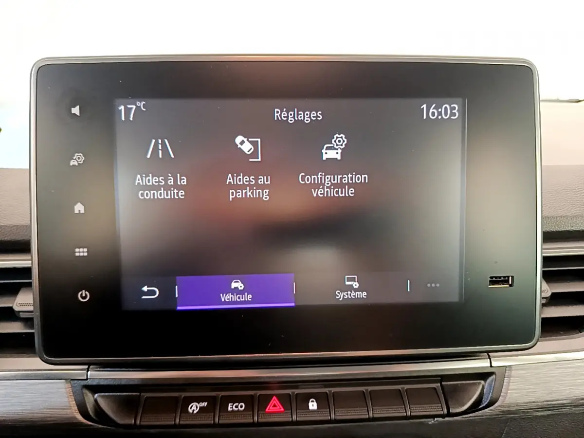 Écran tactile central affichant les réglages d’aide à la conduite dans un Renault Kangoo bleu 2023.
