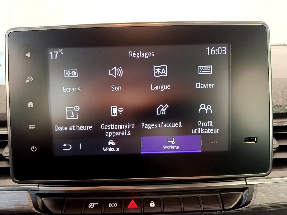 Écran tactile central du tableau de bord du Renault Kangoo bleu 2023 affichant le menu Réglages.