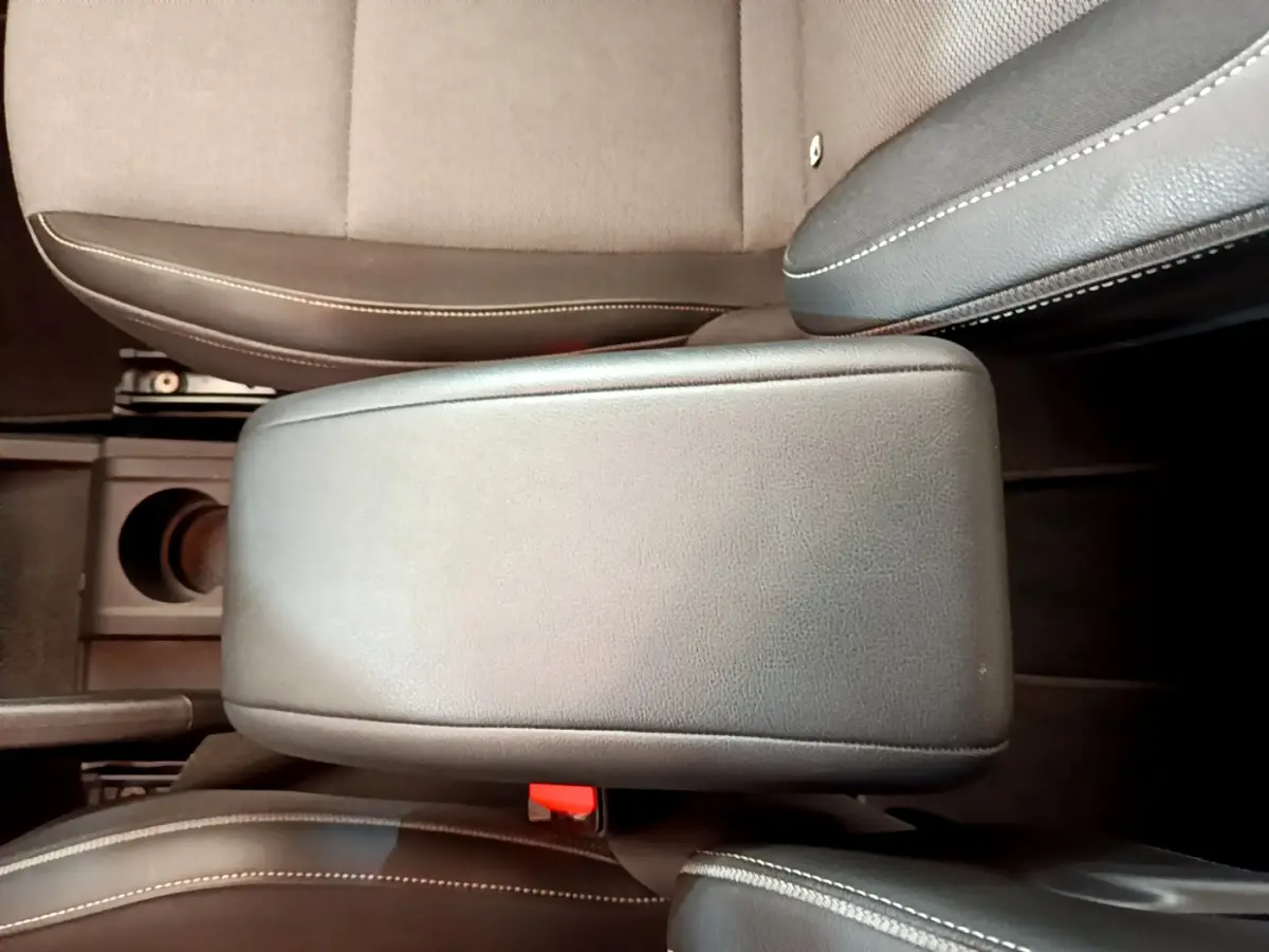 Accoudoir central en cuir noir avec surpiqûres blanches entre les sièges avant du Renault Kangoo Equilibre 2023