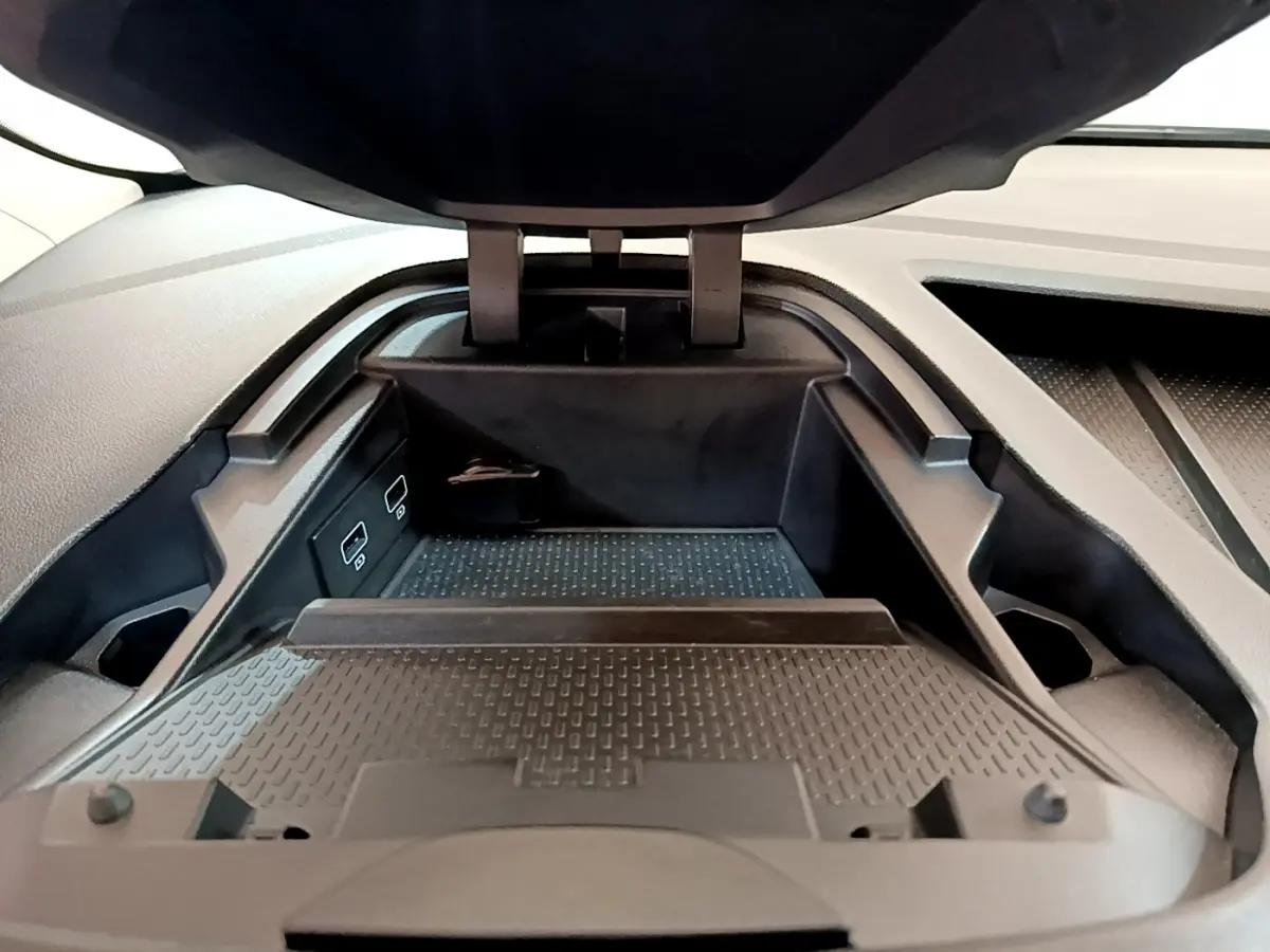 Rangement central ouvert avec double port USB visible, intérieur noir du Renault Kangoo Equilibre TCe 100 2023.