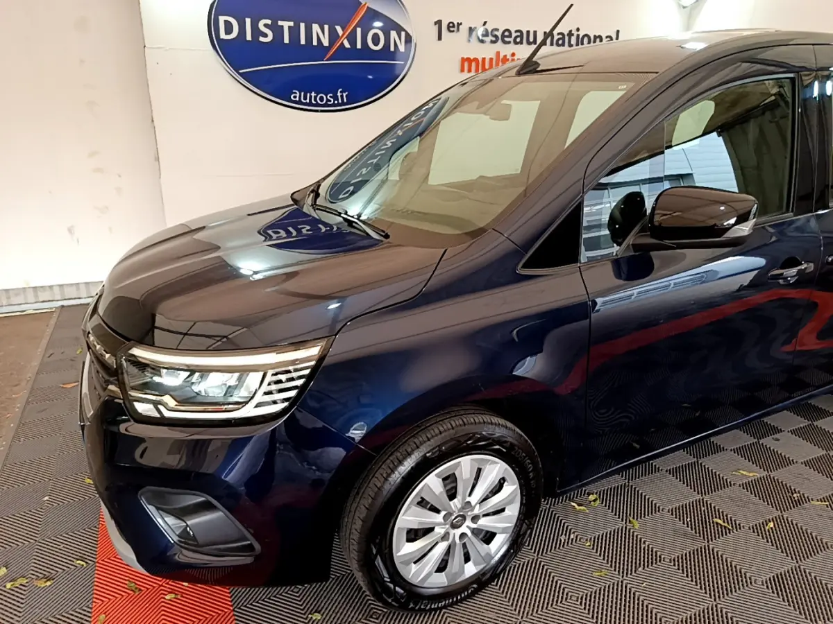 Vue 3/4 avant droit d'un Renault Kangoo Equilibre bleu 2023 avec phares LED et jantes alliage visibles.
