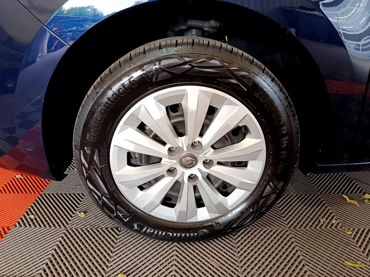 Gros plan sur la roue avant gauche bleu Renault Kangoo Equilibre TCe 100 avec jante argentée et pneu Continental.