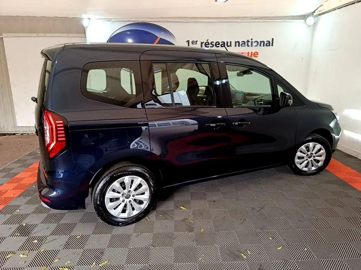 Profil droit du Renault Kangoo bleu 2023 avec portes coulissantes et feux arrière LED distinctifs.