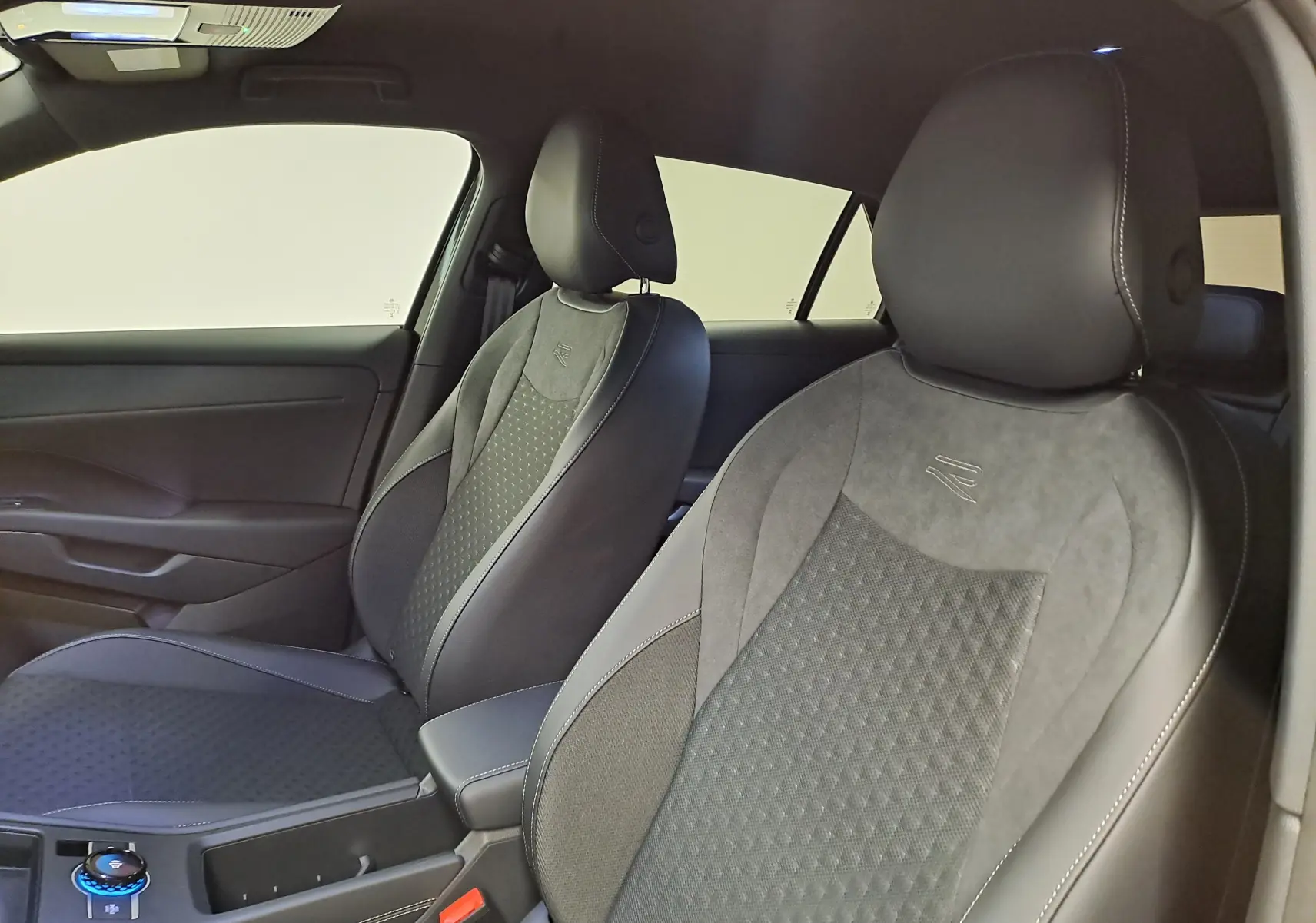 Vue intérieure côté droit des sièges avant en cuir et alcantara gris foncé du Volkswagen T-Roc 2026 R-Line.