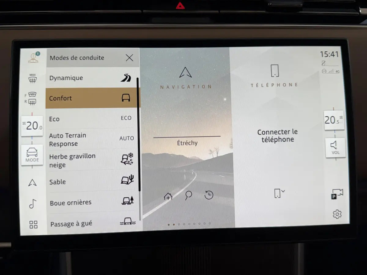 Écran tactile central du Range Rover PHEV 2024 affichant les modes de conduite et la navigation.