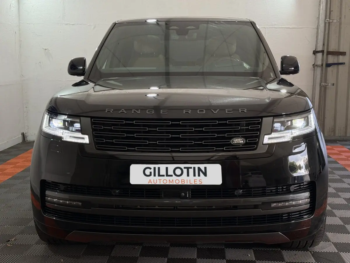 Vue frontale d'un Range Rover PHEV P550e Autobiography noir avec calandre noire et phares LED allumés.