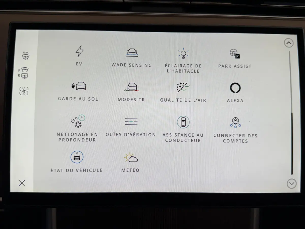 Écran tactile central du Range Rover PHEV 2024 affichant les options d’aide à la conduite et confort.
