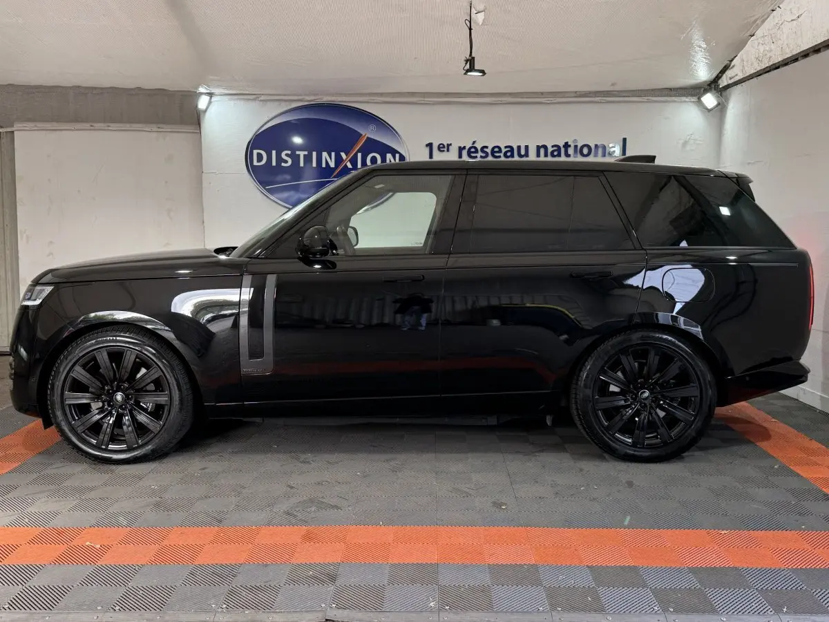 Vue de profil côté gauche d'un Range Rover PHEV P550e Autobiography noir avec jantes noires et vitres teintées.
