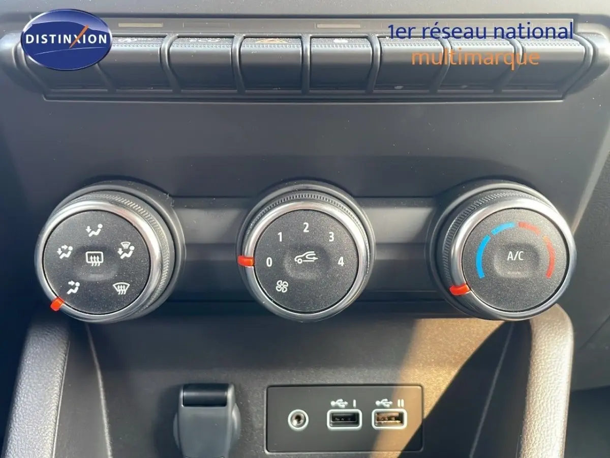 Détail des commandes de climatisation et prises USB dans une Renault Clio Evolution Blue dCi 100 2025, vue intérieure frontale.