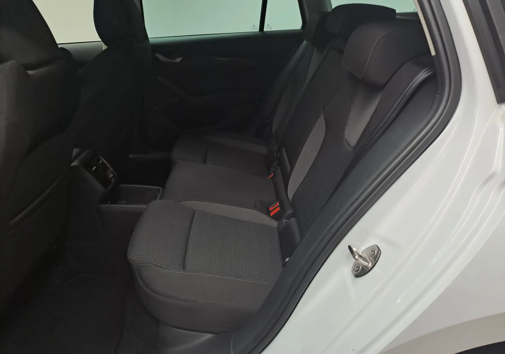 Vue intérieure côté droit des sièges arrière en tissu gris du Skoda Octavia Combi blanc Moon 2025.