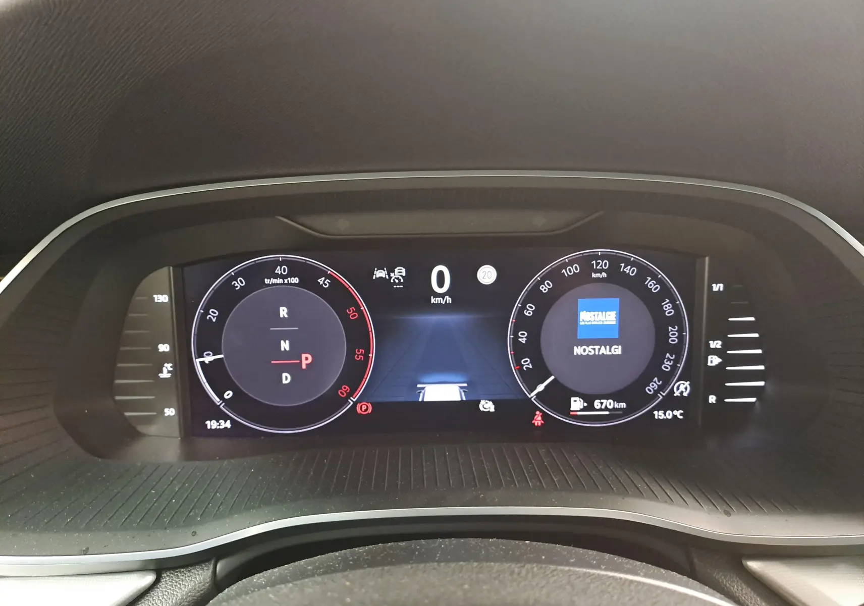 Affichage numérique du tableau de bord de la Skoda Octavia Combi 2.0 TDI, montrant vitesse à 0 km/h et mode parking.