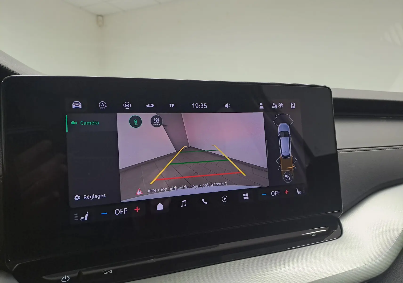 Écran tactile intérieur montrant la caméra de recul et l’aide au stationnement de la Skoda Octavia Combi blanc Moon.