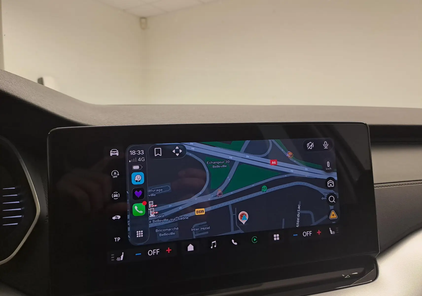 Écran tactile intérieur du Skoda Octavia Combi 2025 affichant la navigation, avec tableau de bord beige visible.