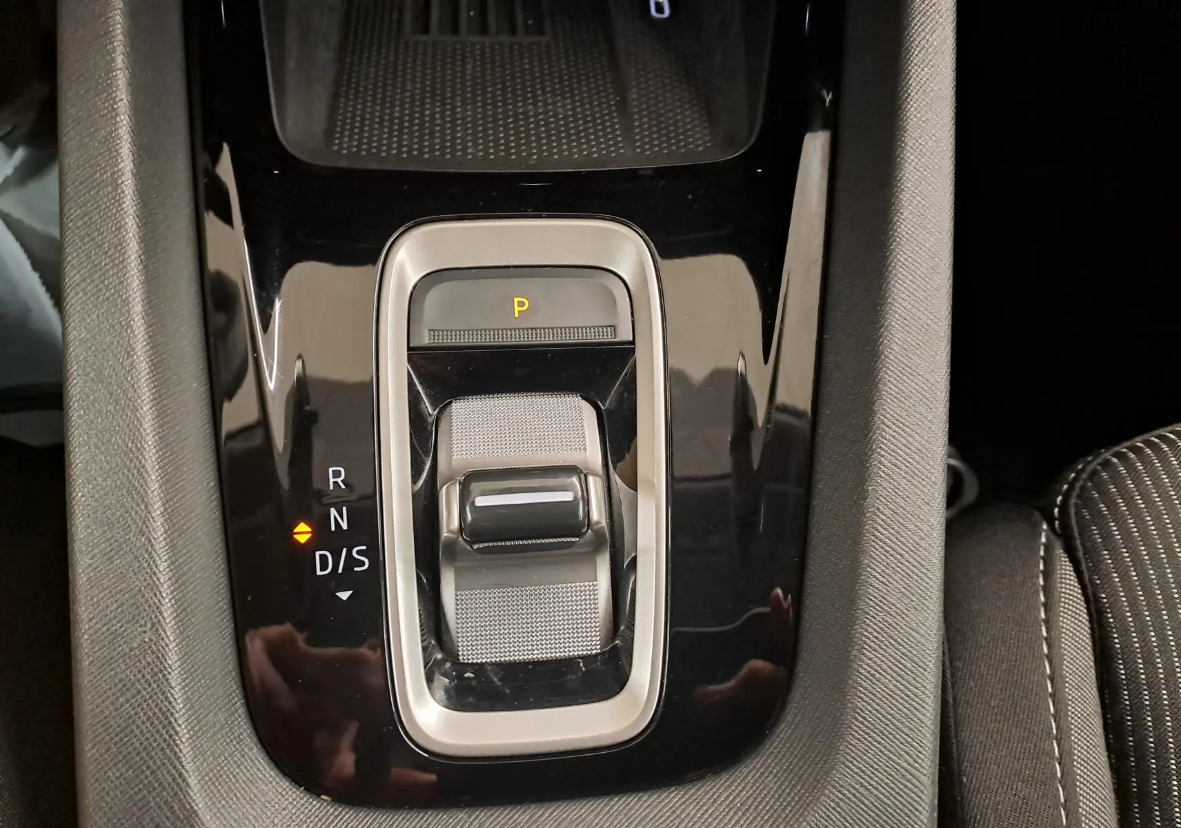 Gros plan sur la commande de boîte automatique DSG7 de la Skoda Octavia Combi, finition noire brillante et détails argentés.