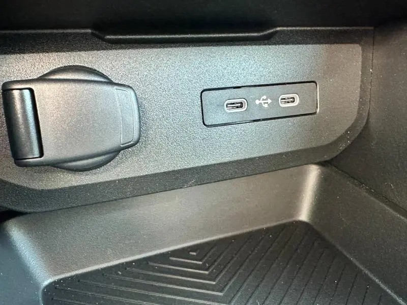 Vue rapprochée de la console centrale noire du Dacia Bigster 2025 montrant deux ports USB-C et une prise 12V.