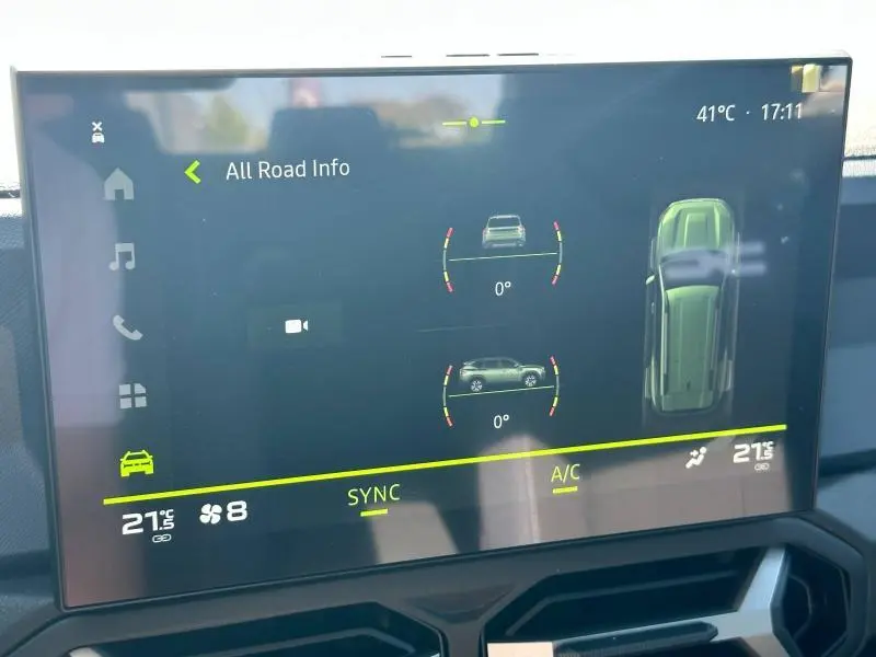 Écran tactile intérieur du Dacia Bigster 2025 montrant l'info route et la température, vue frontale du tableau de bord.