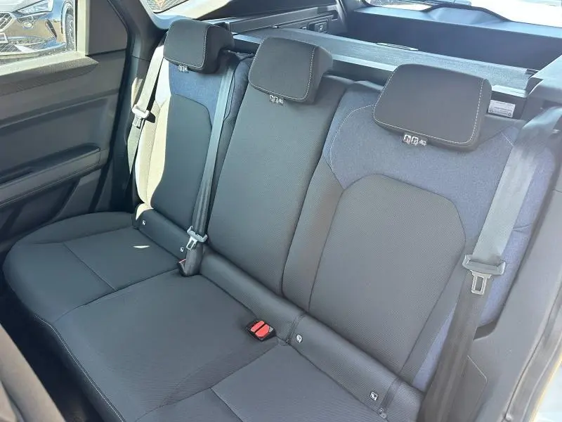 Vue rapprochée de la banquette arrière noire et bleue du Dacia Bigster 2025 avec appuie-têtes et ceintures visibles.