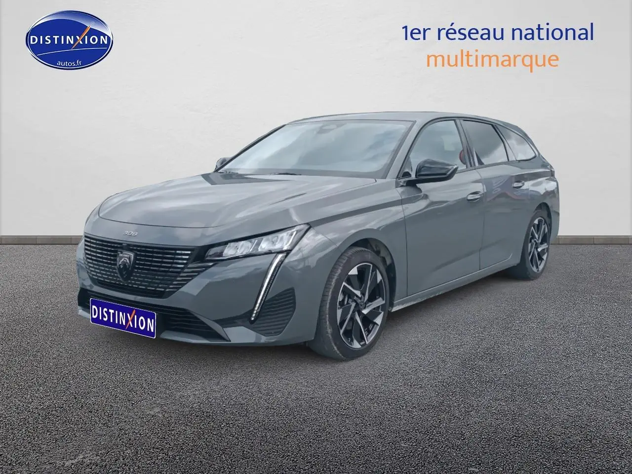 Peugeot 308 SW gris sellenium vue 3/4 avant droit, avec calandre noire et jantes alu distinctives.